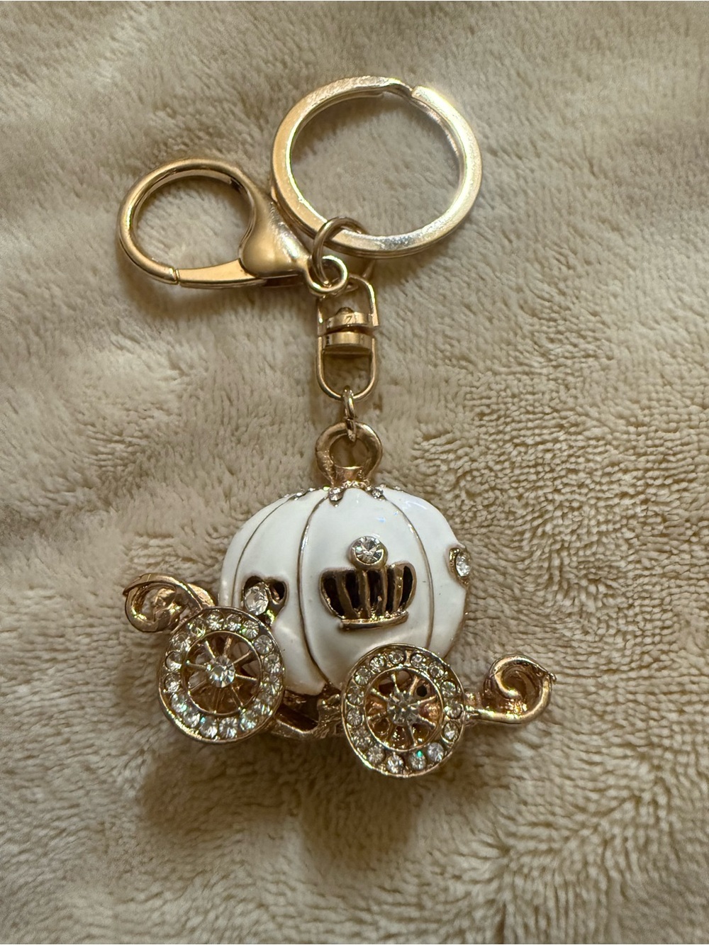 Fashion Jewelry Gold and White Cinderella Carriage Keychain